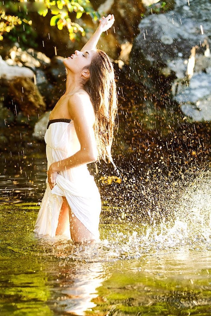 Marie Avgeropoulos in Samara