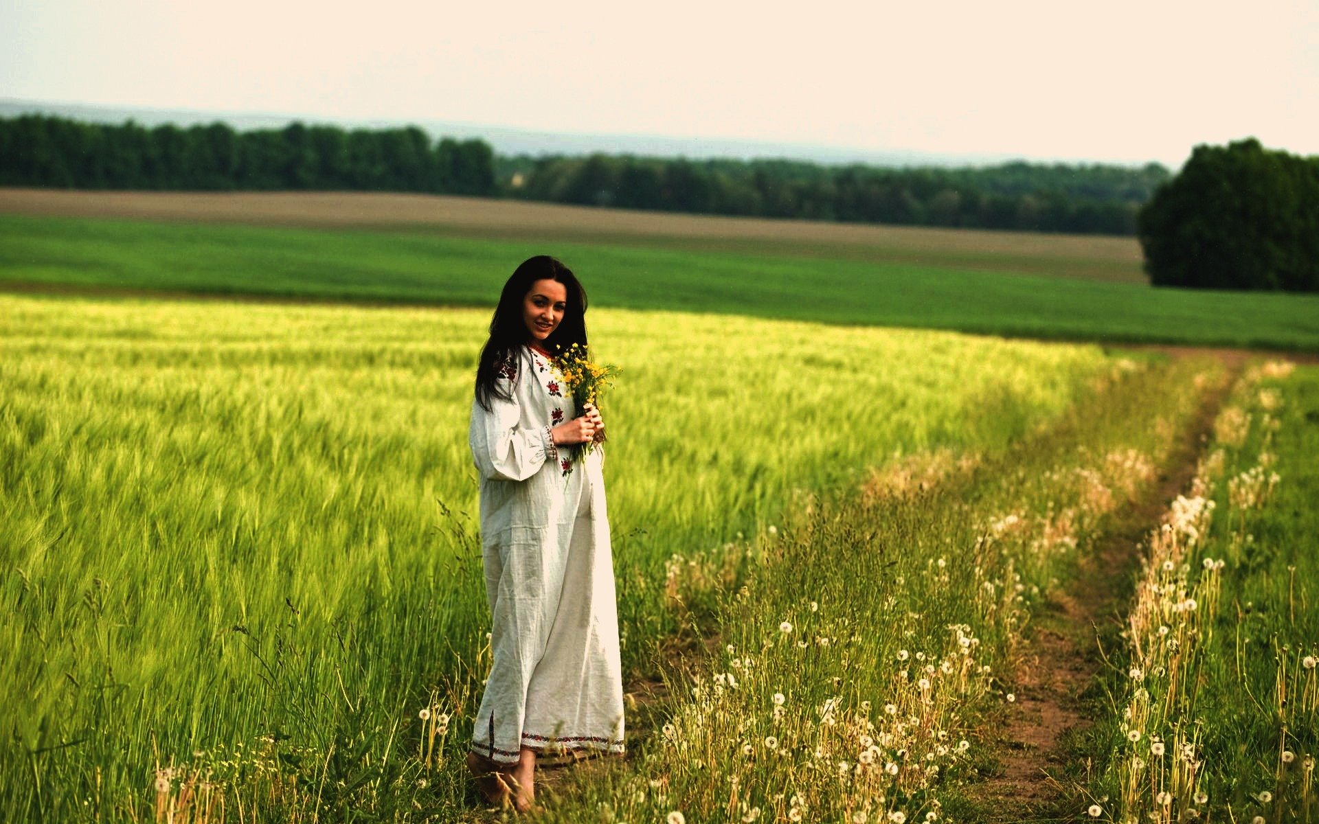 Women in Slavic costumes in Samara