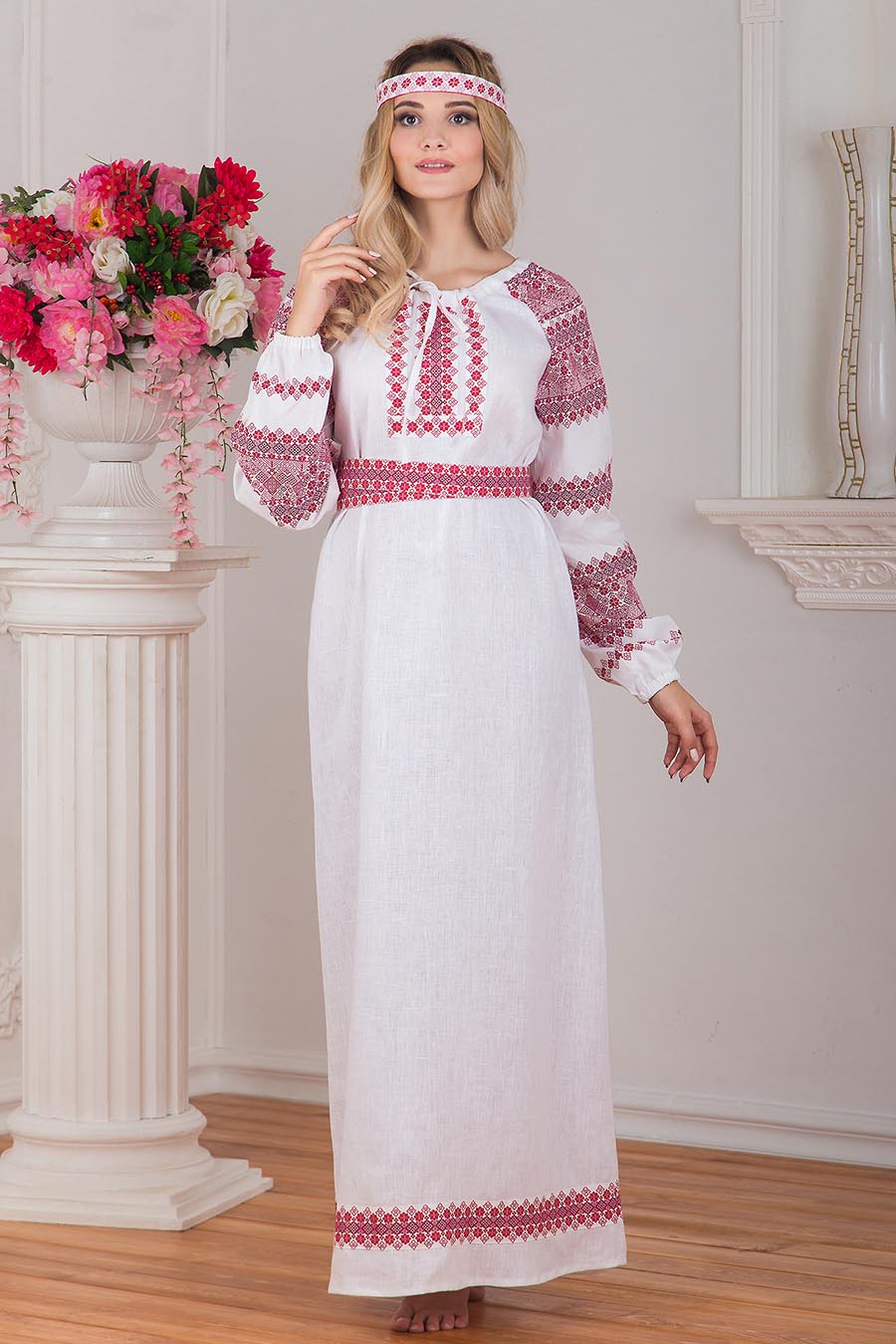 Women in Slavic costumes in Samara