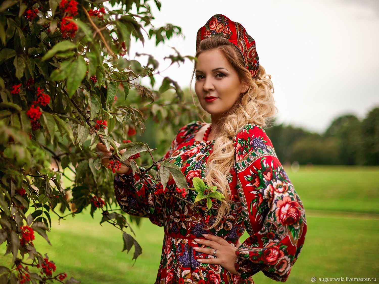 Women in Slavic costumes in Samara