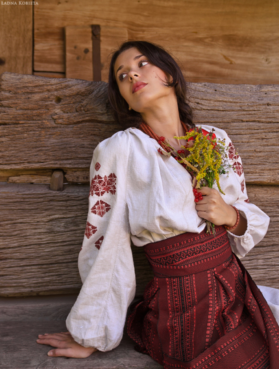 Girls in Slavic costumes in Samara