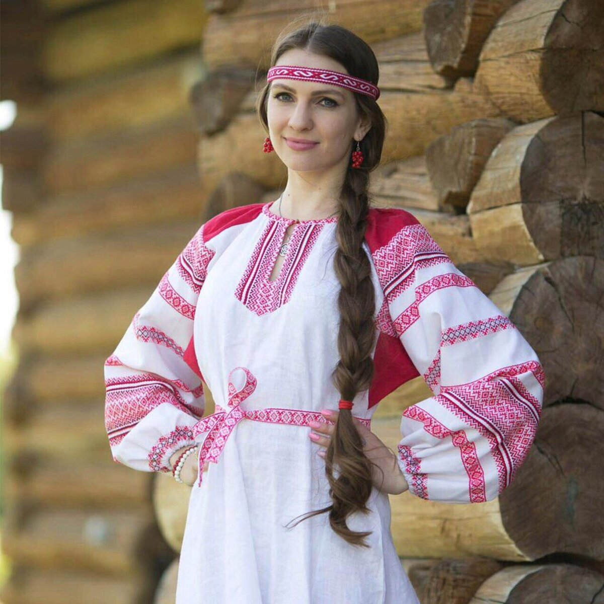 Girls in Slavic costumes in Samara