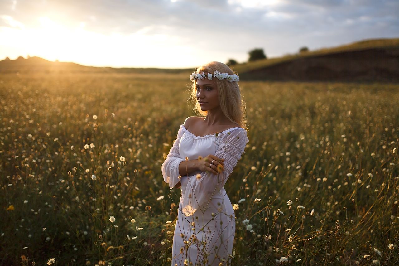 Girls in Slavic costumes in Samara