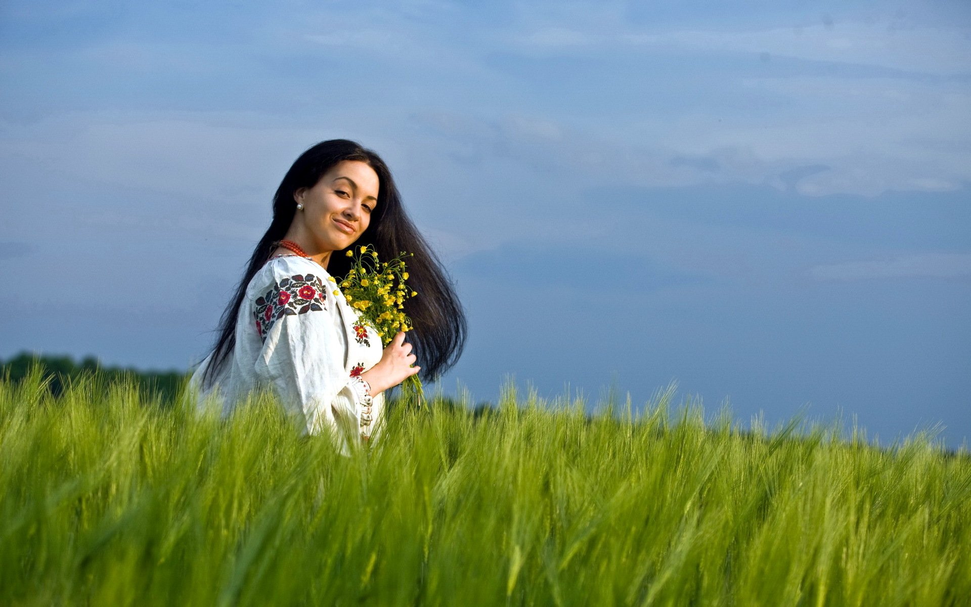 Girls in Slavic costumes in Samara