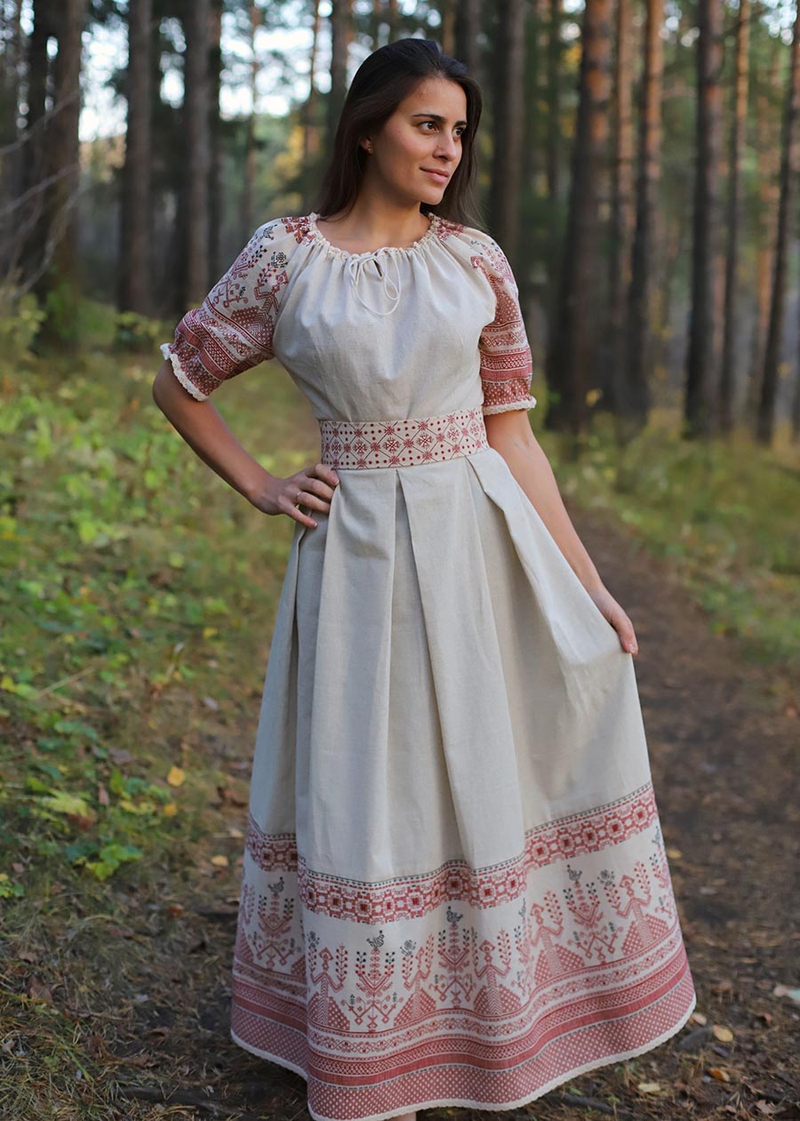 Girls in Slavic costumes in Samara