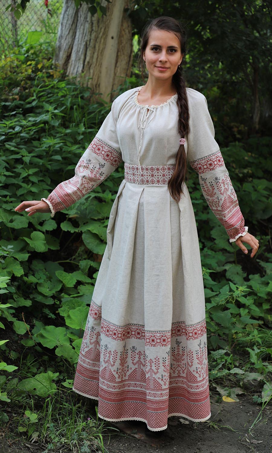Girls in Slavic costumes in Samara