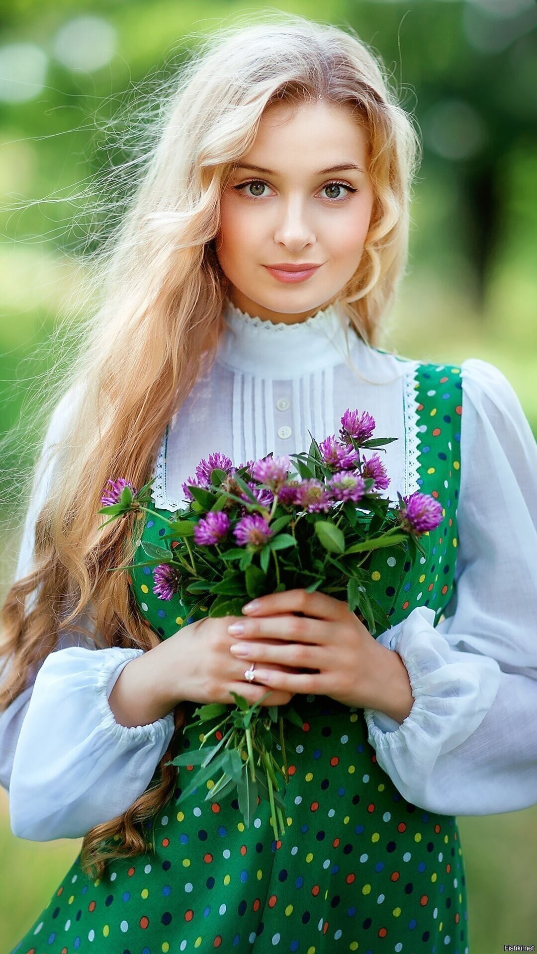 Girls in Slavic costumes in Samara