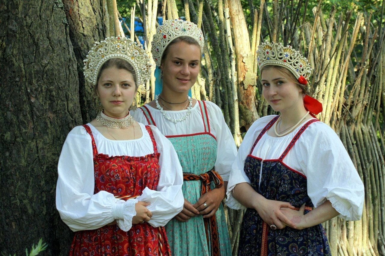 Sexy model Girls in Slavic costumes in Samara