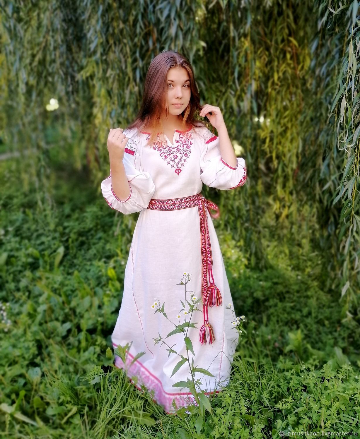 Girl Girls in Slavic costumes in Samara